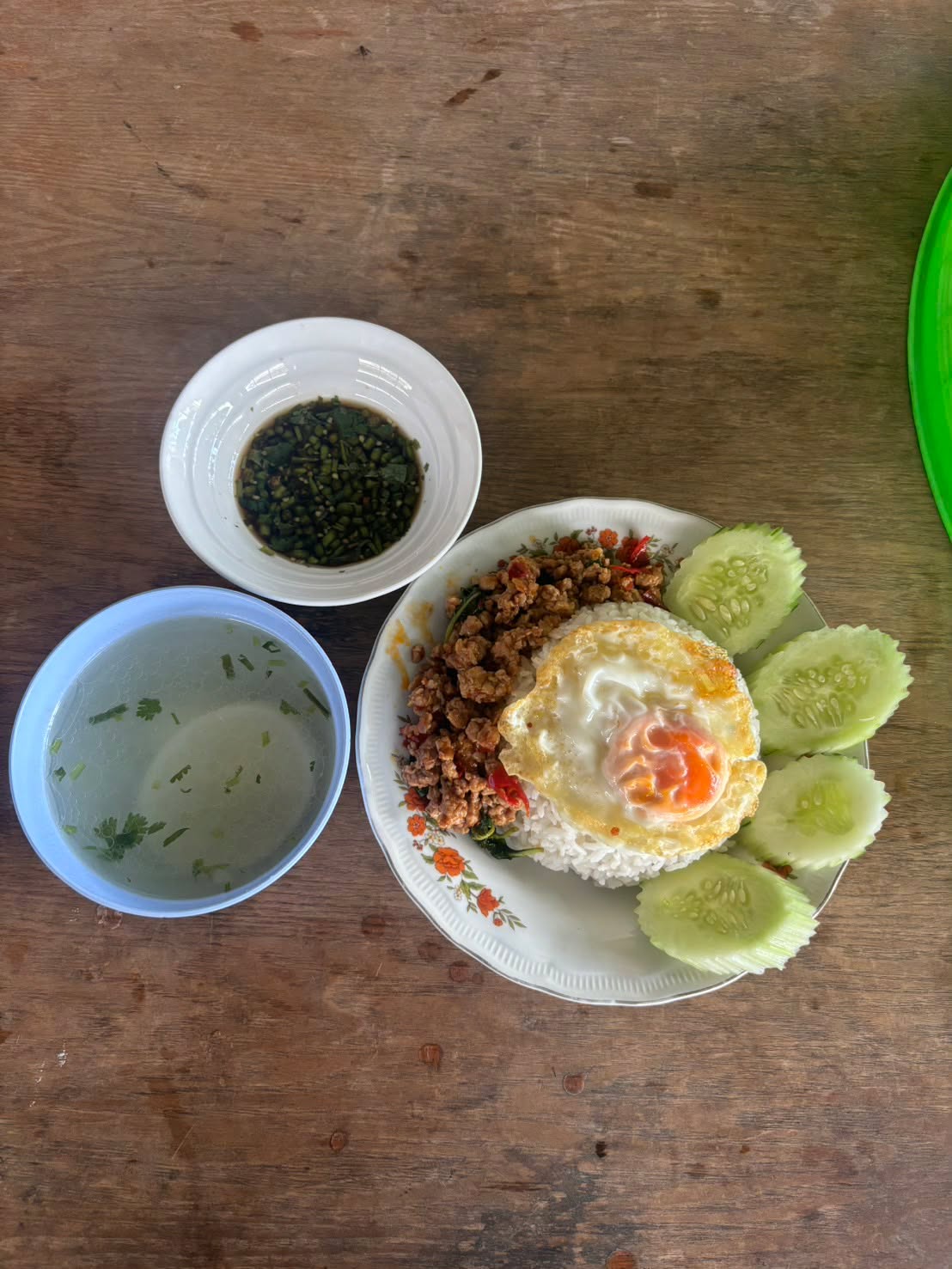 タイの虹の学校の給食で食べられているガパオライス