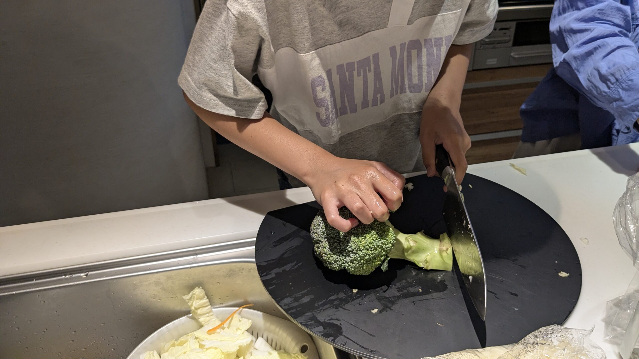 ブロッコリーのナムルを作っている子どもの手元